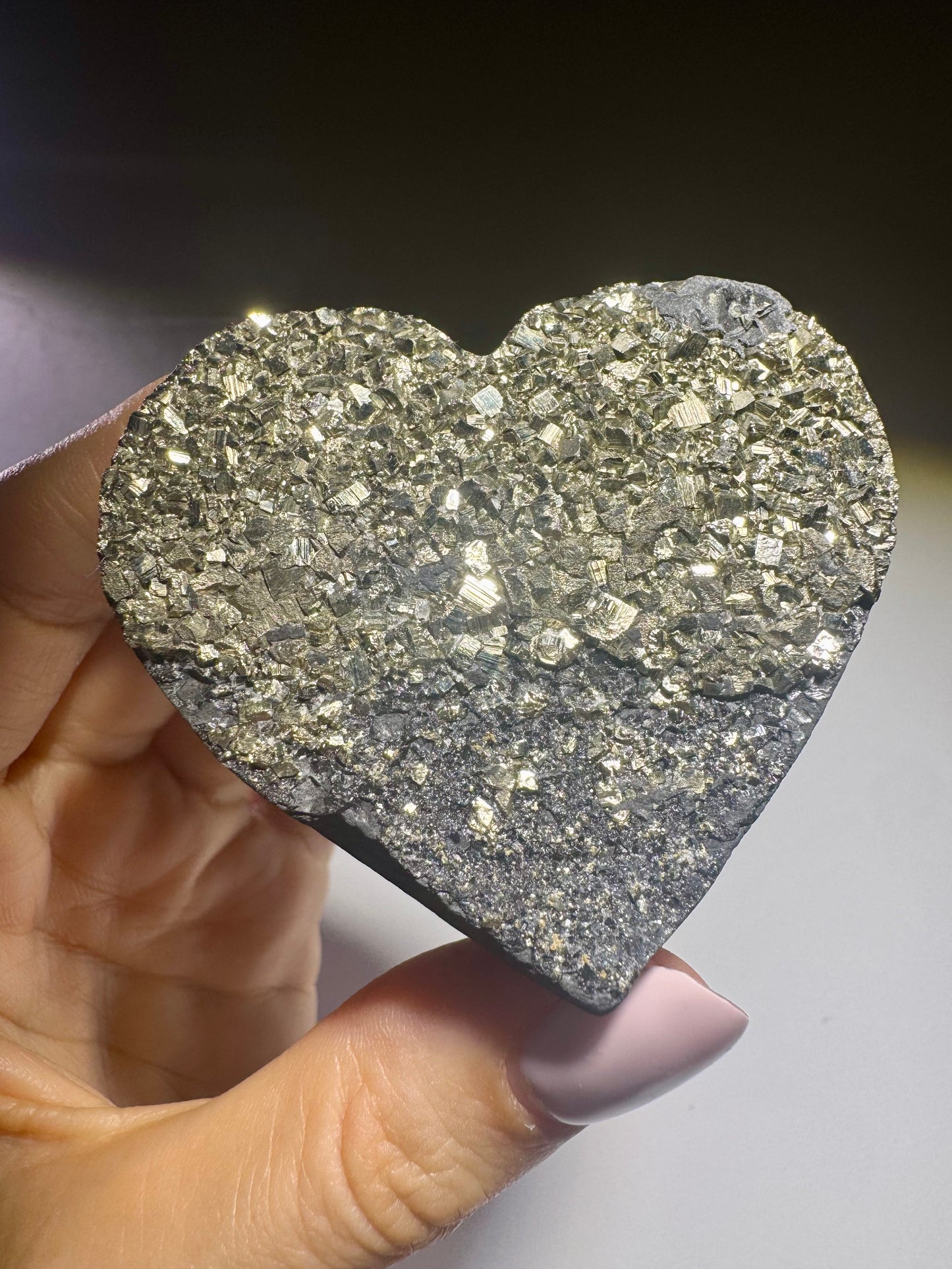 Exklusives Schungit Herz mit Pyrit Kristallen – 5.5 cm, 87 g, Brasilien, natürlicher Schutzstein
