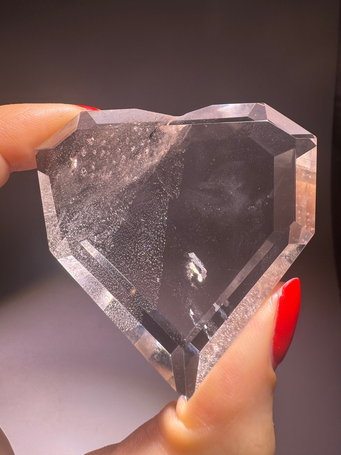 Exklusives facettiertes Herz aus reinem Bergkristall – 5,6 cm grosses Einzelstück mit aussergewöhnlicher Klarheit und Herkunft aus Brasilien