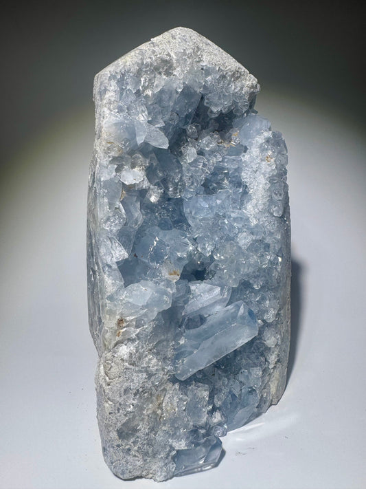 Extra grosse Celestin Kristallspitze in Himmelblau – Edelstein aus Madagaskar mit natürlicher Struktur