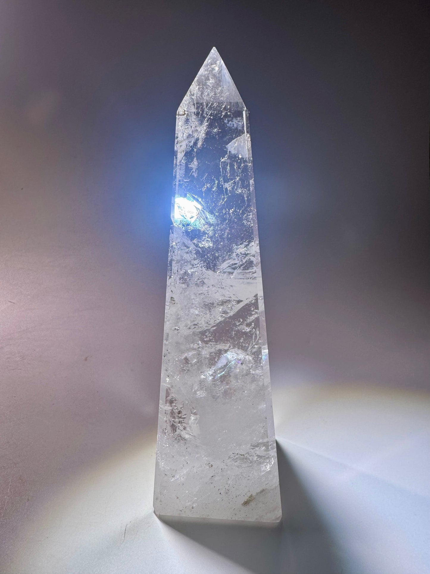 Extra klarer Bergkristall mit Regenbogen – Obelisk mit 4,3 cm Basis, perfekt für Energiearbeit & Dekoration