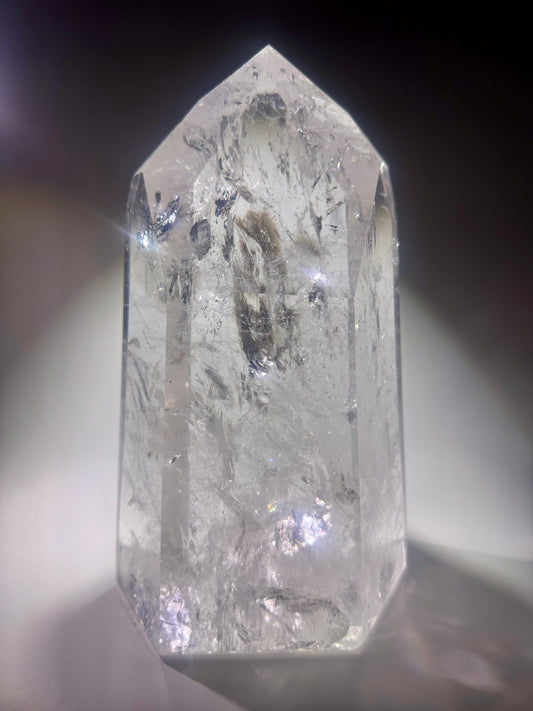 Extraklarer Bergkristall mit 23,5 cm Höhe und 3,8 kg Gewicht – reine Naturkraft