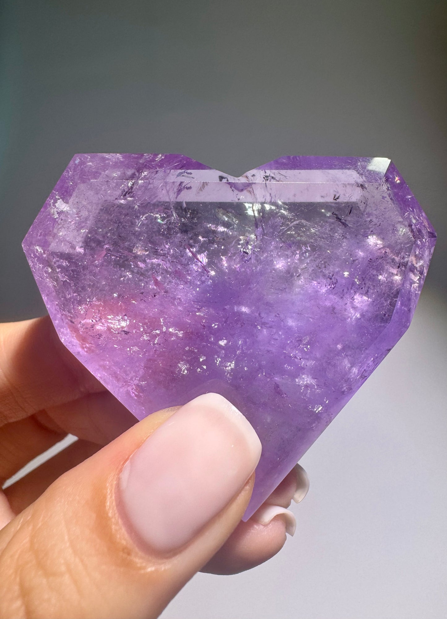 Facettiertes Amethyst Herz mit violettem Glanz – hochwertiger Edelstein aus natürlichem Quarz