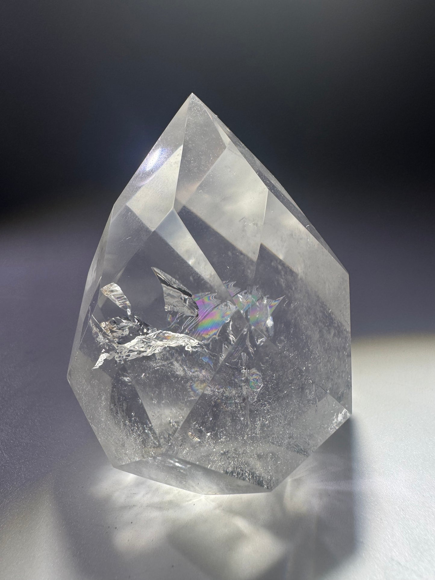 Facettiertes Bergkristall-Ornament mit Regenbogen – 5.8 cm hoch, 149 g, handgeschliffen und hochklar