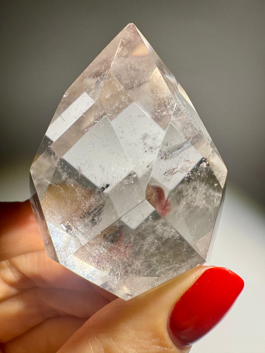 Facettiertes Bergkristall-Unikat mit klarer, reiner Kristallstruktur