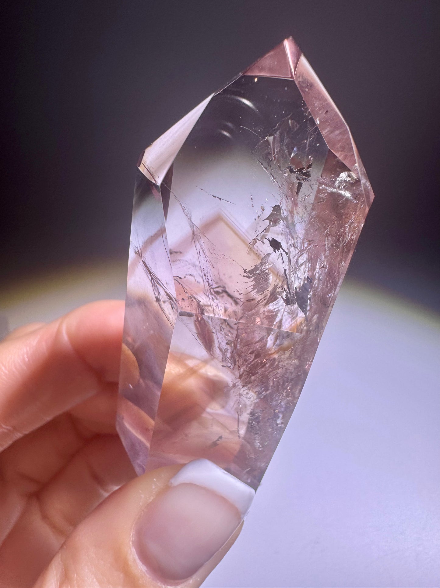 Feine Edelsteinspitze mit violetten und goldenen Phantomen, 55 g
