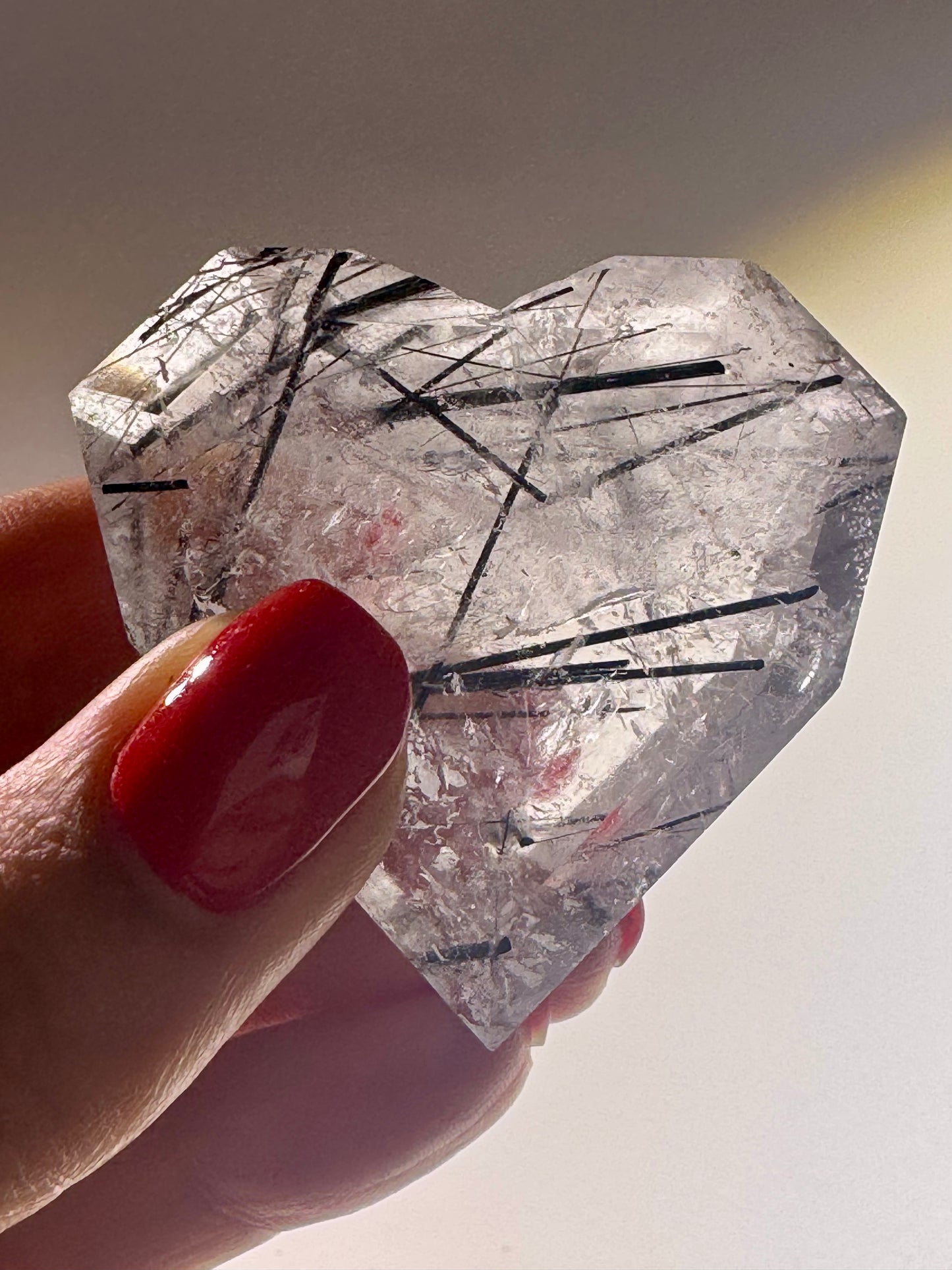 Feine schwarze Rutilennadeln in Bergkristall – Kristallherz 4,7 × 4,5 cm