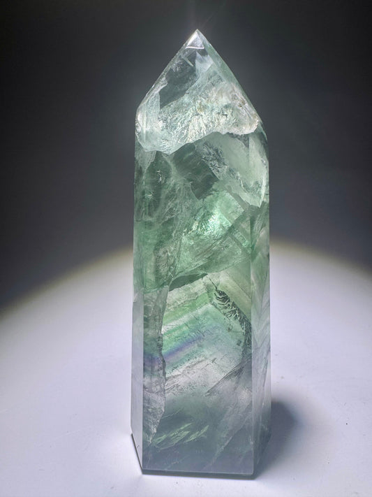 Fluoritkristall mit Regenbogenfarben und Phantomlinien in klarer Struktur