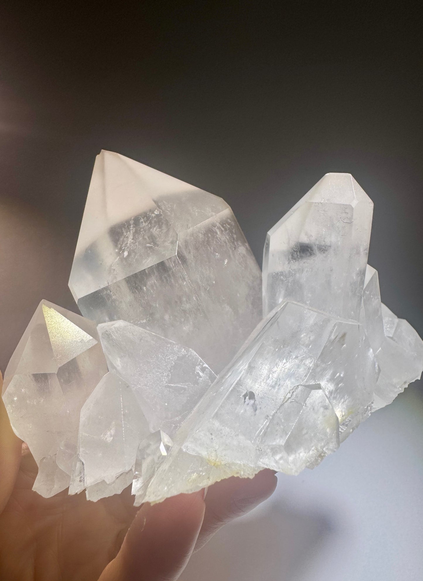Glasklare Bergkristall Stufe aus Brasilien – 12 cm, 590 g – präzise gewachsene Spitzen, ideal für Energiearbeit, Wohnraumharmonie und Sammler