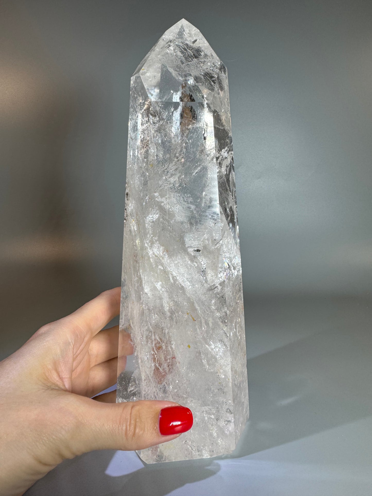 Glasklare Bergkristallspitze mit 24 cm Länge und 1.53 kg Gewicht