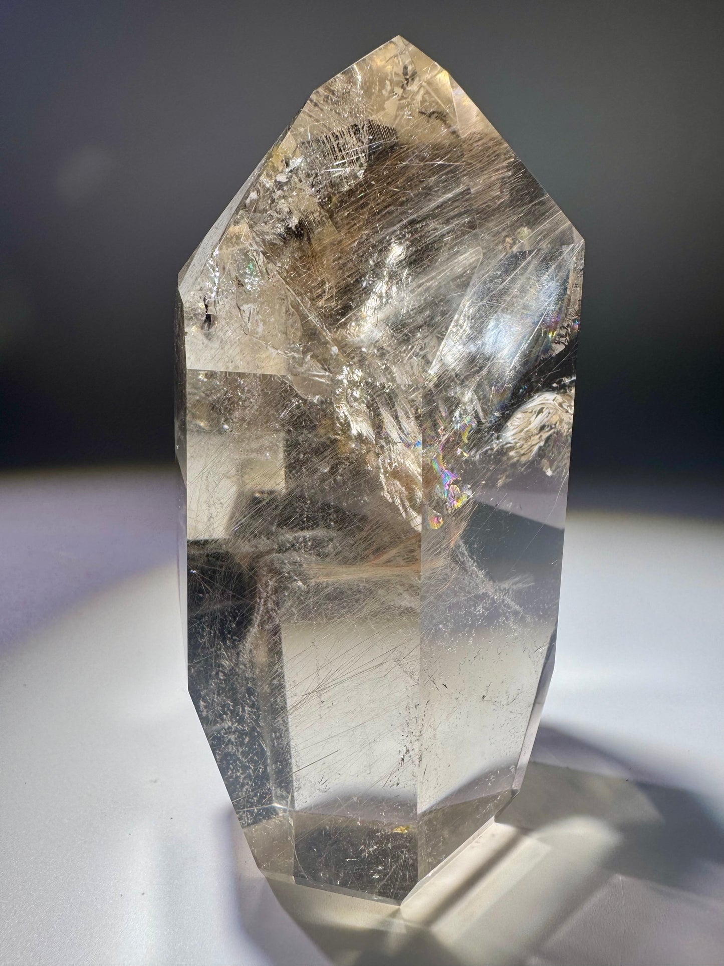 Glasklare Rutilquarz-Spitze mit goldenen Nadeln und Regenbogen-Effekten aus Brasilien