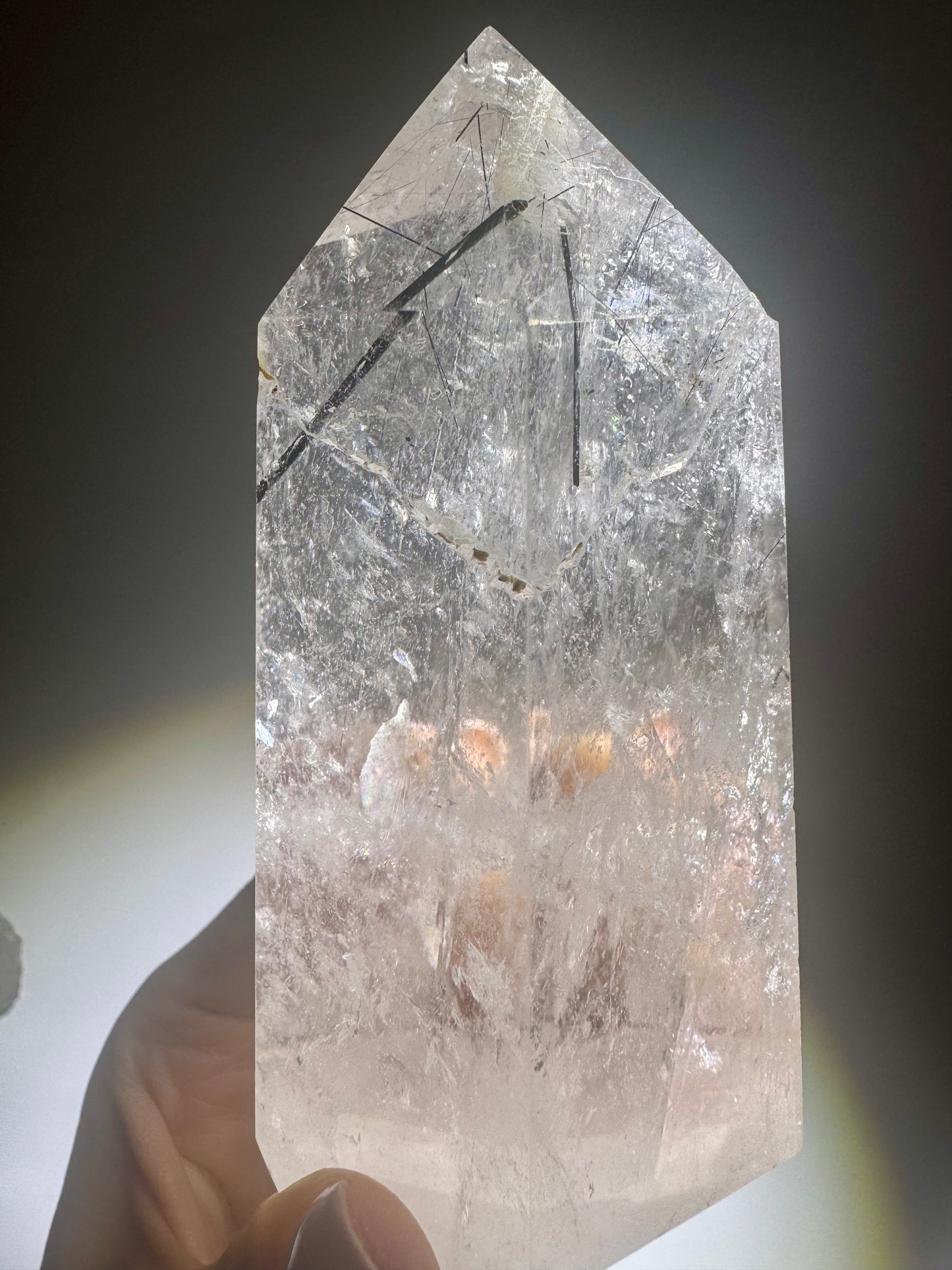 Glasklare Spitze aus Brasilien – Rutil-Quarz mit schwarzem Turmalin