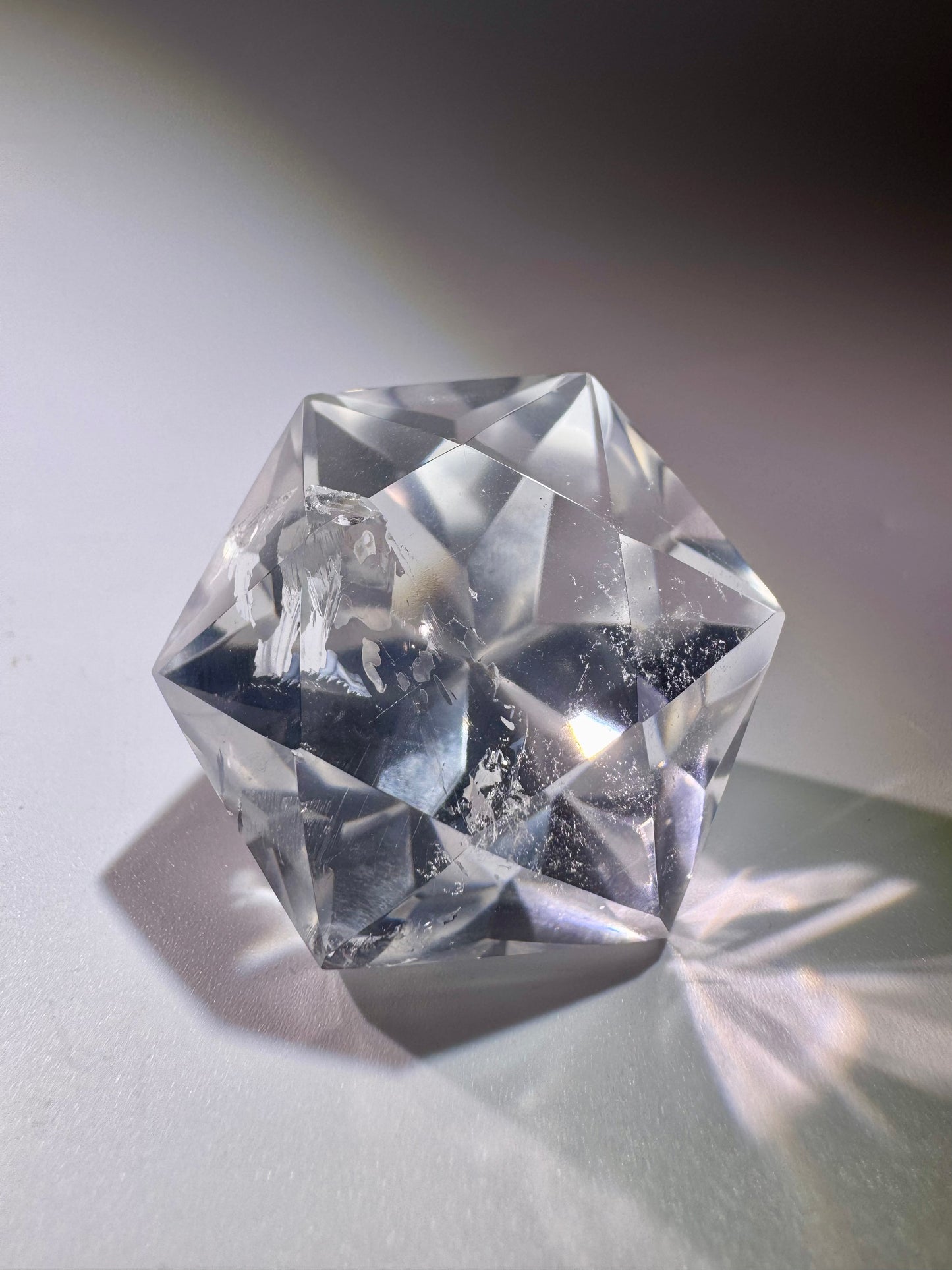 Glasklarer facettierter Bergkristall mit feinem Regenbogen und Diamantschliff, 5 cm