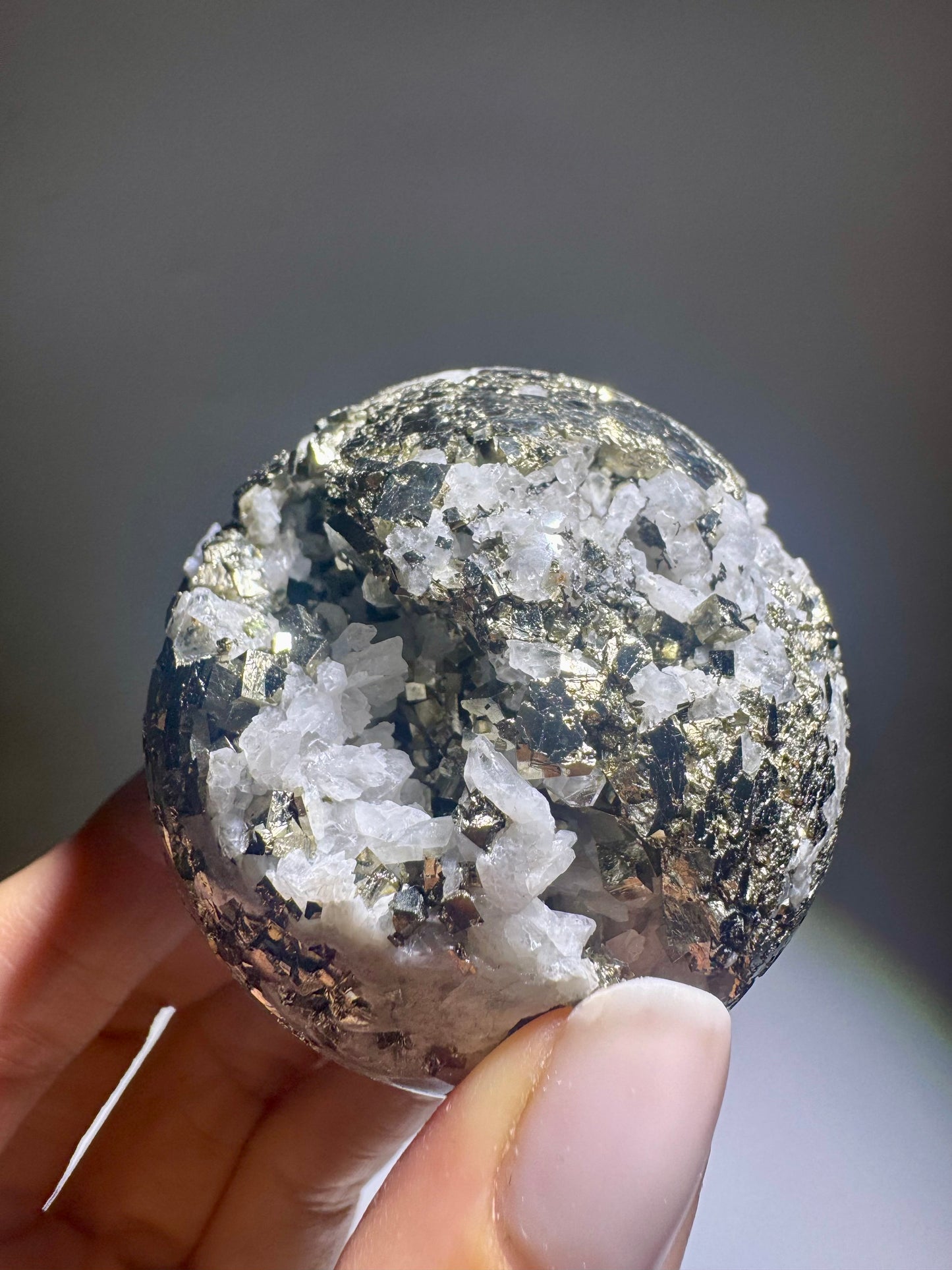 Goldener Pyrit Edelstein mit Quarz – Einzelstück in Kugelform