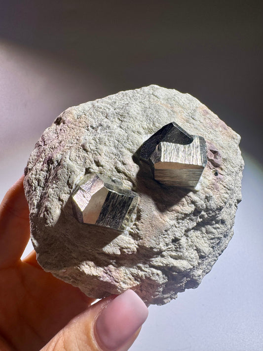 Goldener Pyritkristall – 9 cm – Edelstein auf Fels