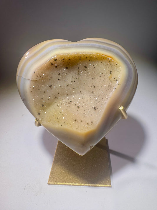 Goldschimmerndes Achat-Herz mit markantem Banding – 8,5 cm gross, 376 g schwer