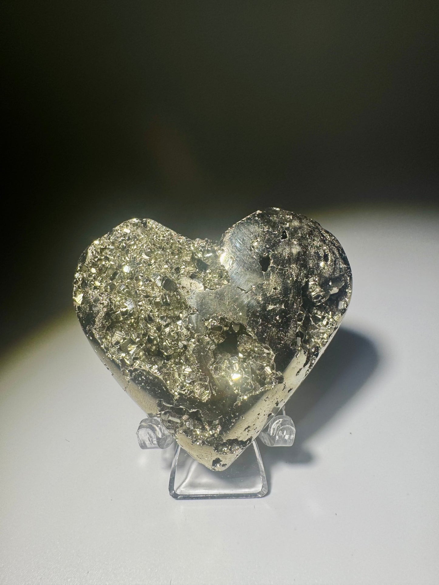 Goldschimmerndes Kristallherz aus Pyrit – dekoratives Einzelstück in hoher Qualität mit starker Präsenz