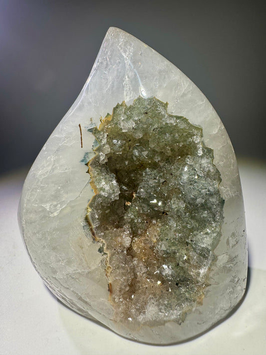 Grüne Rainbow Amethyst Flamme mit leuchtenden Regenbogenfarben, 11 cm hoch, 626 g schwer – einzigartiges Naturkunstwerk aus Brasilien