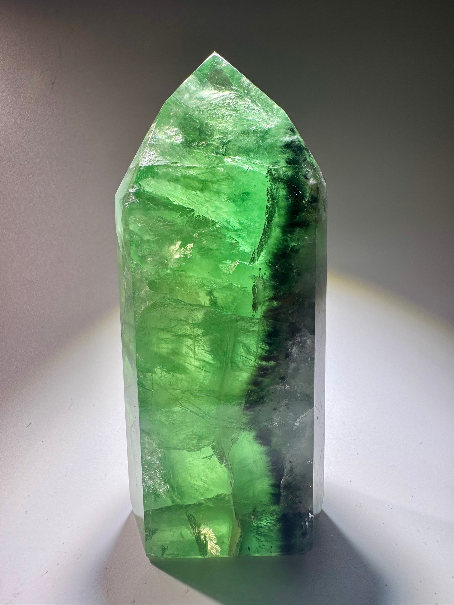 Grüner Fluorit mit Regenbogen 386 g – Klarer Edelstein aus Brasilien mit magischem Farbspiel 💚