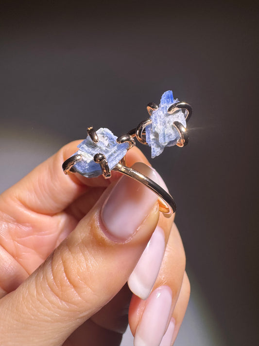 Grössenverstellbarer Ring aus Kupfer mit kristallblauem Kryonit und 18k Goldvergoldung – beruhigender Edelstein