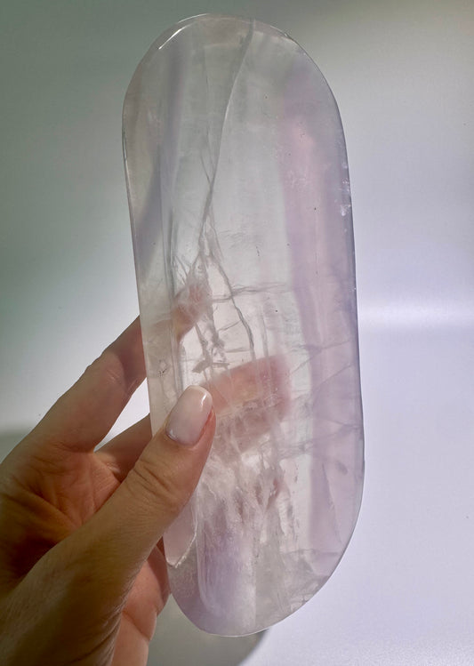 Grosse Kristallschale aus Pastellfluorit mit zartem Farbverlauf – handgeschliffen in Brasilien, 21.5 x 9 cm