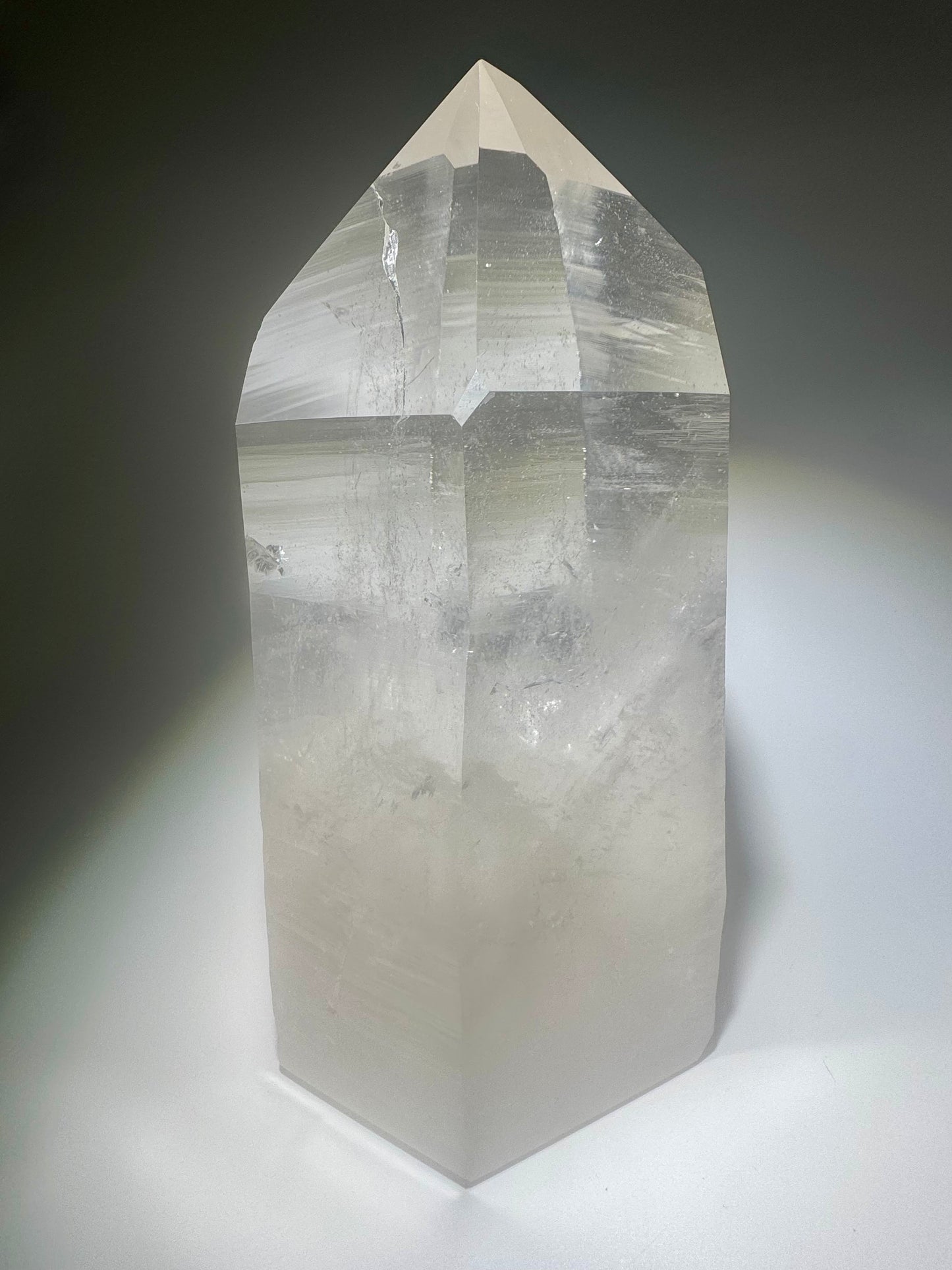 Grosse Lemurian-Quarzspitze mit feinen Wachstumsrillen und starker Energie