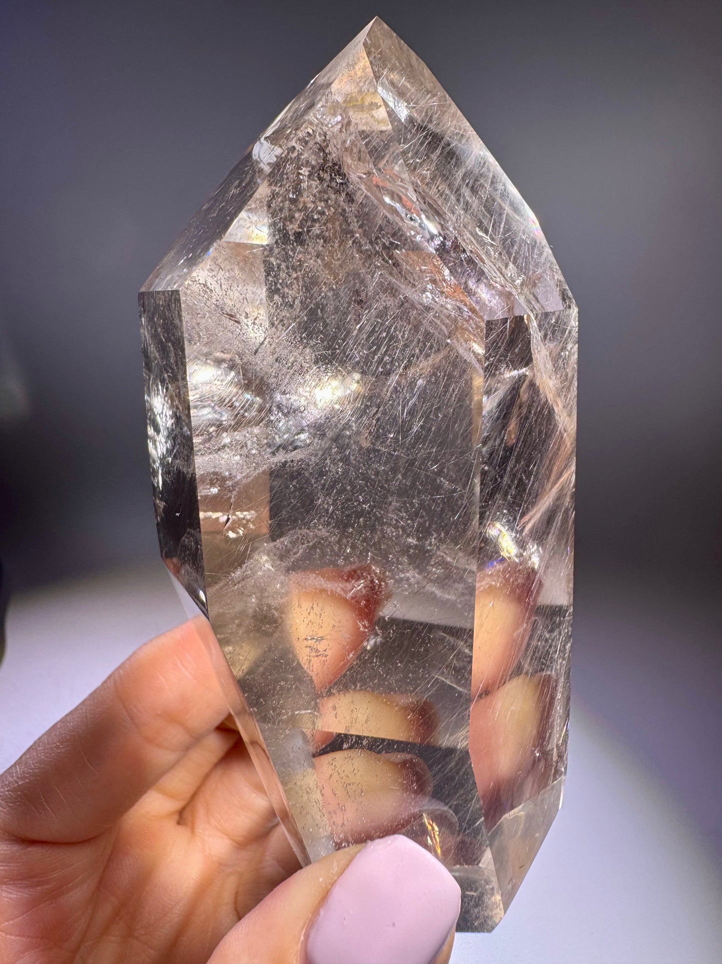Grosse Rauchquarzspitze 10,5 cm mit champagnerfarbener Transparenz und Rutil-Inklusionen