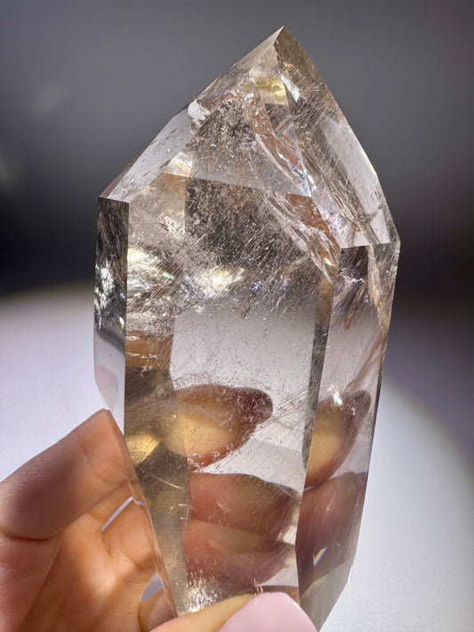 Grosse Rauchquarzspitze 10,5 cm mit champagnerfarbener Transparenz und Rutil-Inklusionen