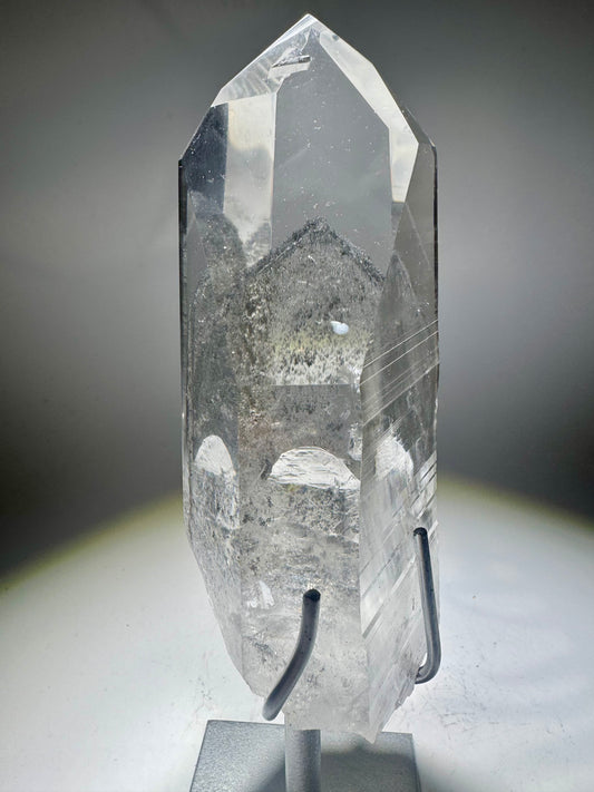 Grosser Lemurian Kristall 461 g, teilpoliert mit naturbelassener Seite, Phantomstrukturen und Regenbogen, Premium Qualität