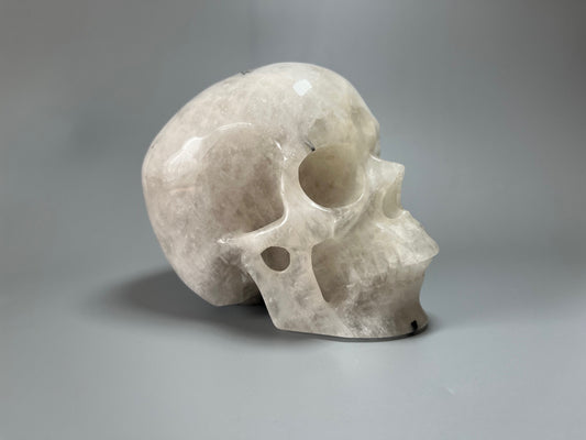 Grosser realistischer Totenkopf aus Quarz mit Rutil Nadeln - 12cm, 1355g