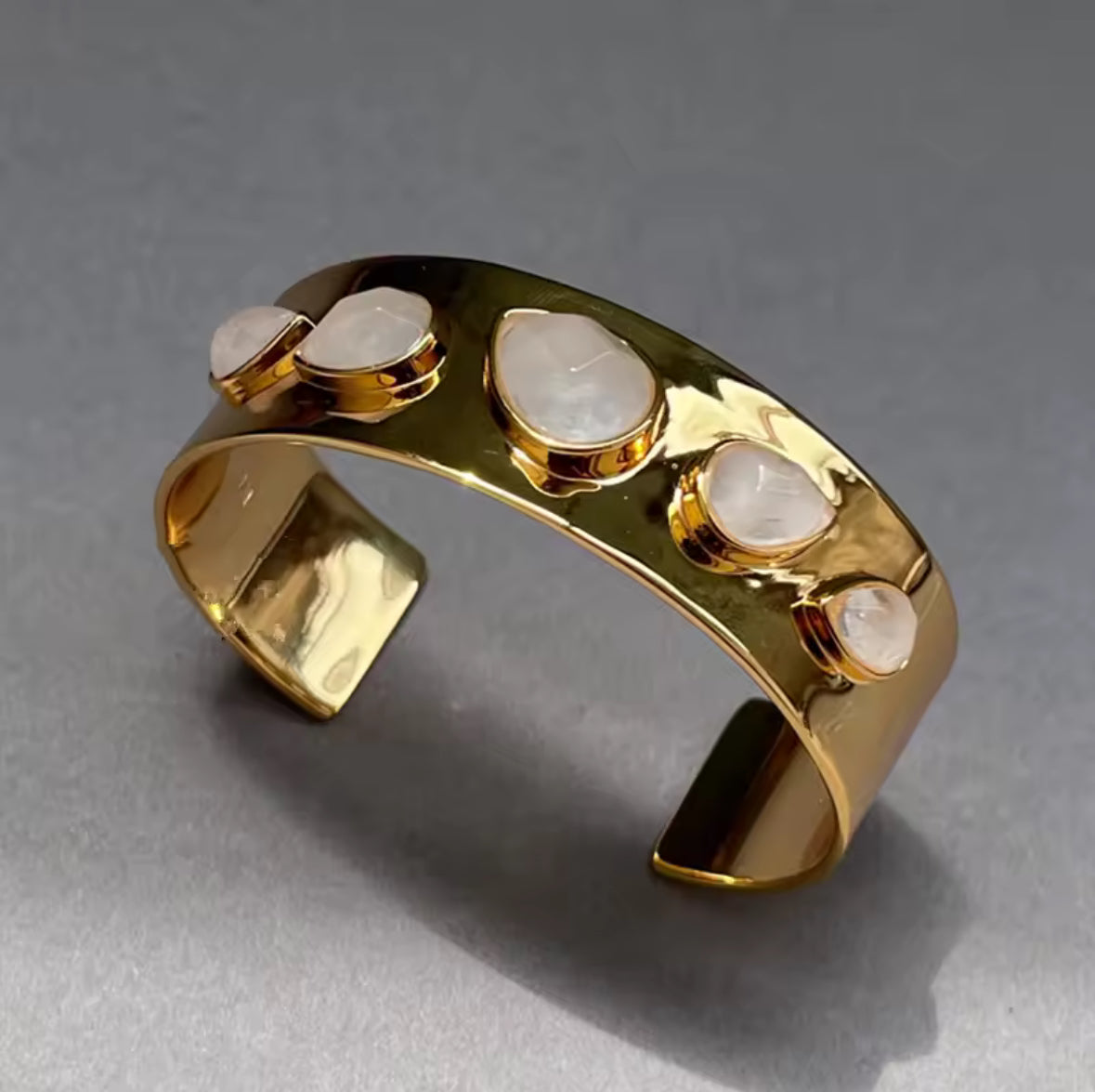 Handgefertigte Armspange mit echten Bergkristallen und 18 Karat Vergoldung – perfekt für Damen