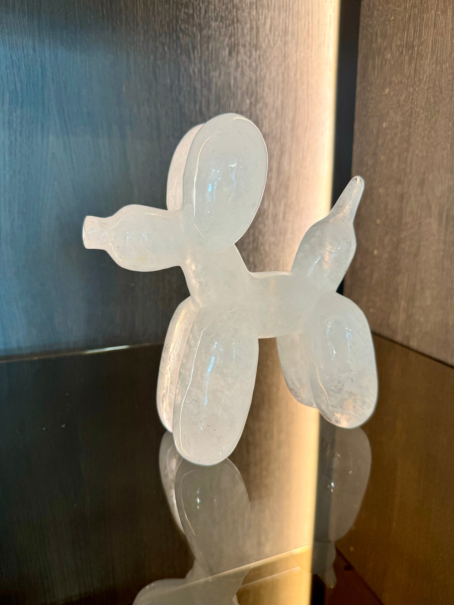 Handgefertigter Balloon Dog aus echtem Bergkristall – modernes Kunstwerk mit Pop-Art-Charakter
