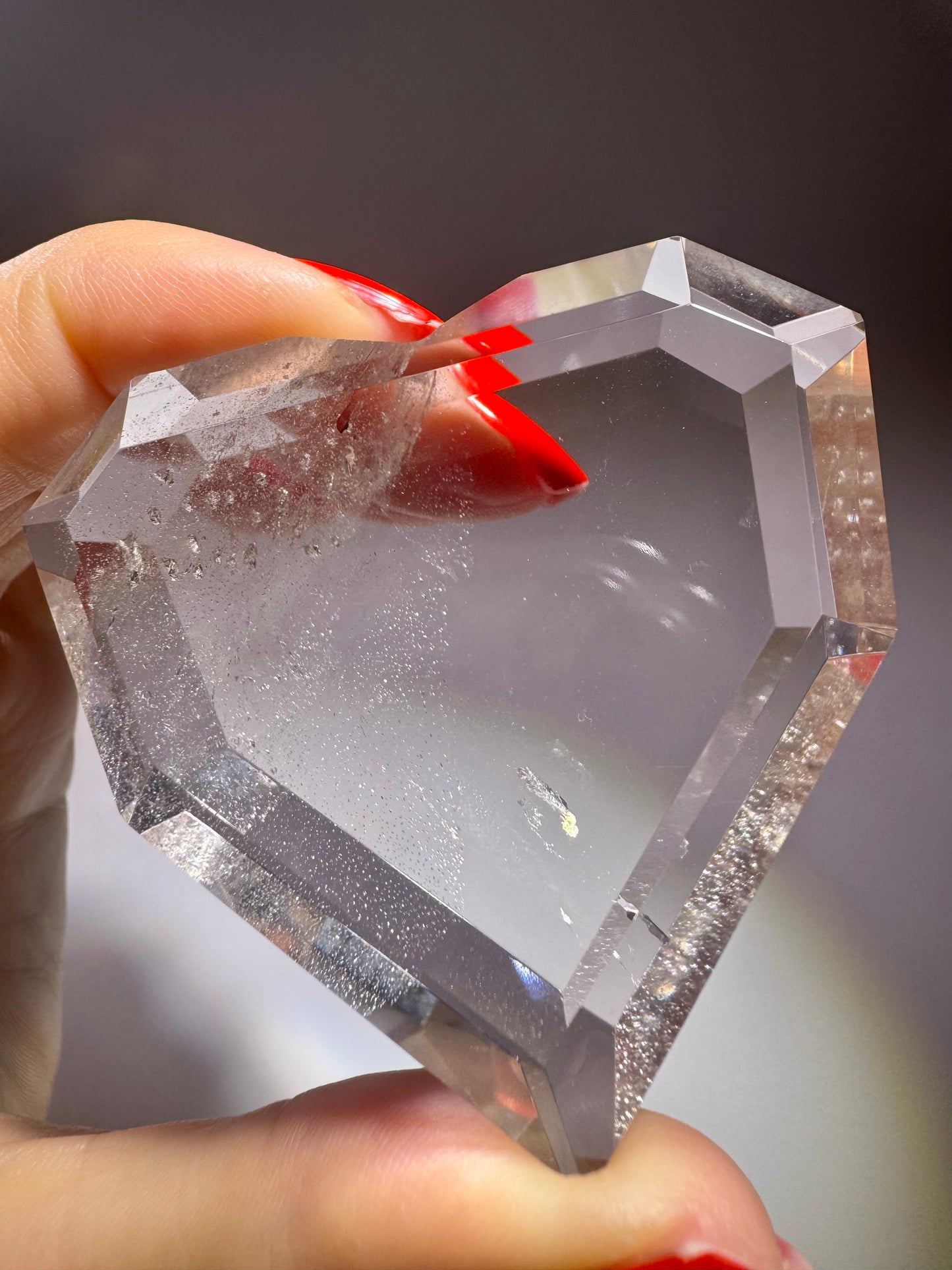 Handgefertigtes Edelsteinherz aus kristallklarem Bergkristall – Premiumqualität aus Brasilien mit starker energetischer Wirkung