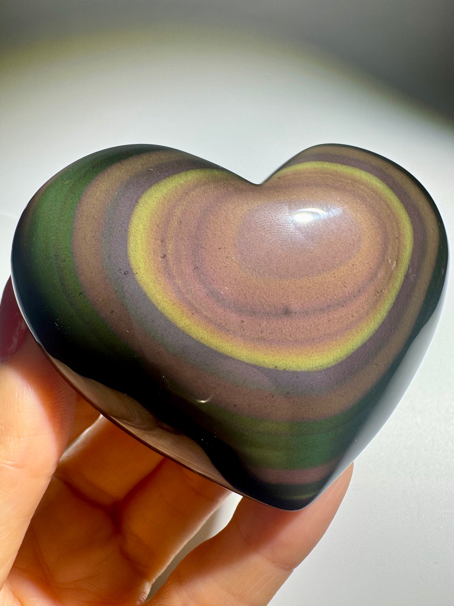 Handgefertigtes Rainbow Obsidian Herz mit irisierenden Farben und spiritueller Tiefe