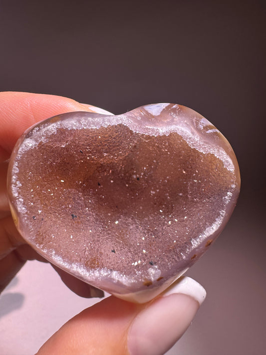 Handgemachtes Achat-Herz mit Galaxie-Effekt und hochwertigen Kristallen