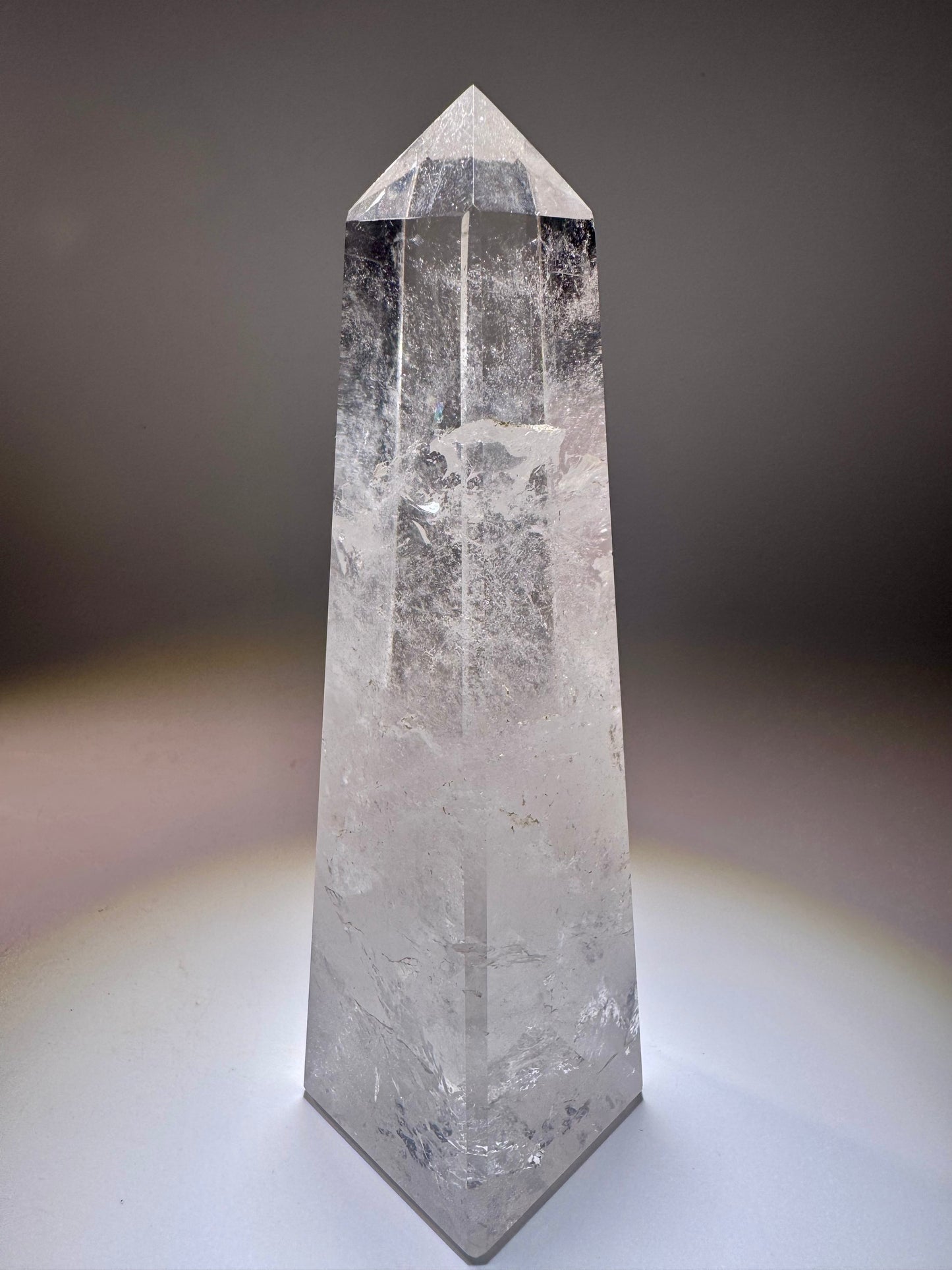Handgeschliffener Quarz-Obelisk – 15 cm hoher Bergkristall mit vier Kanten in aussergewöhnlicher Klarheit