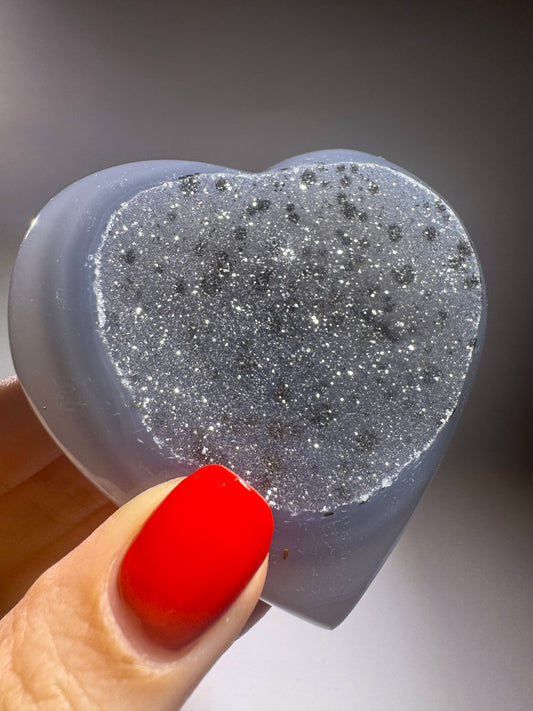 Handgeschliffenes 220 g schweres Achat-Herz mit kosmischer Tiefenstruktur