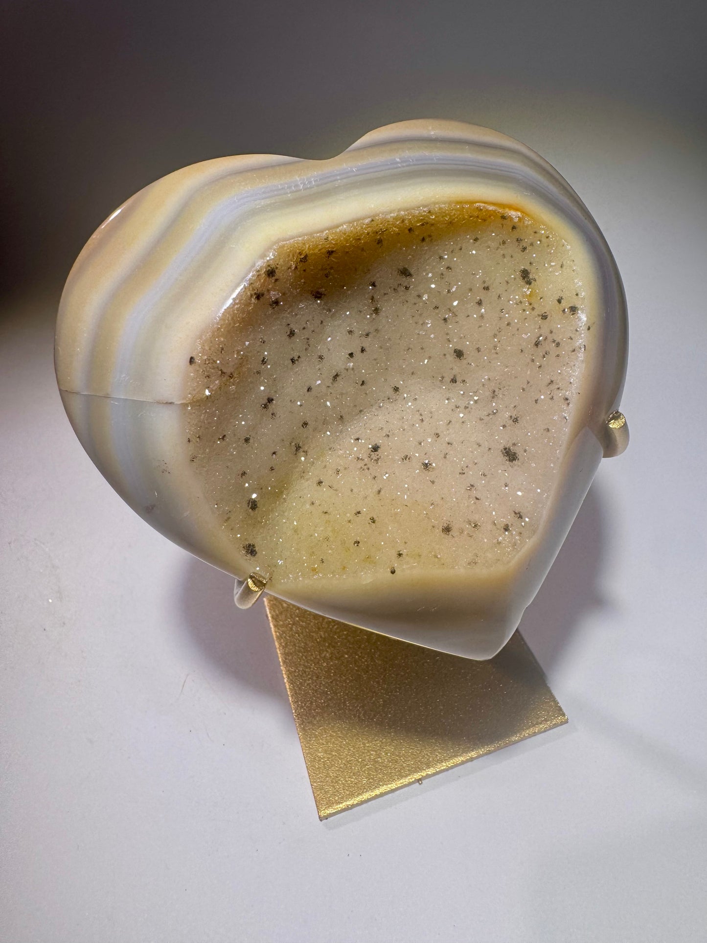 Handgeschliffenes 8,5 cm Achat-Herz mit Arcade-Banding und glänzender Oberfläche