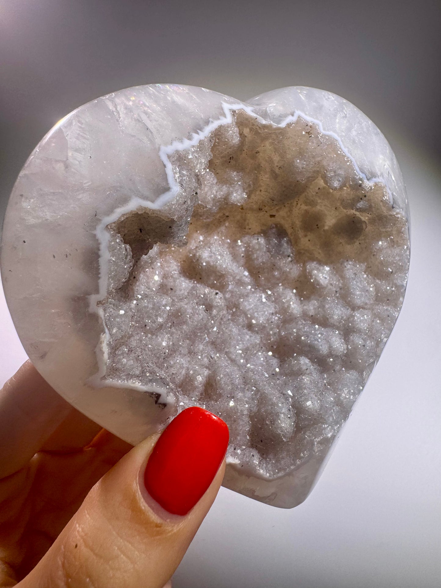 Handgeschliffenes Achat-Herz mit glitzernden Einschlüssen in Übergrösse