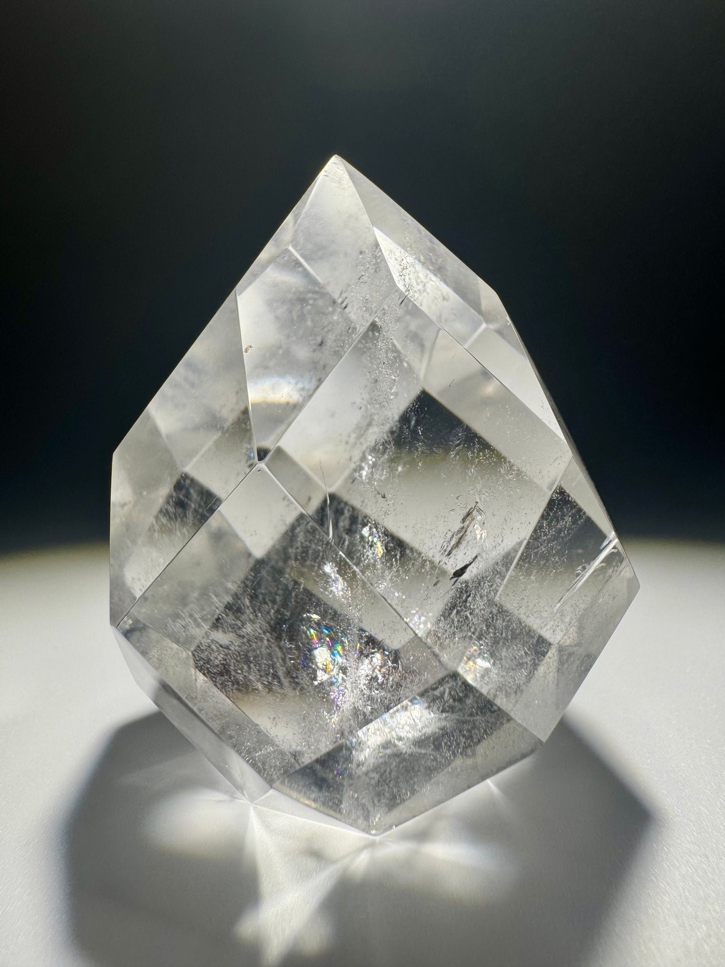 Handgeschliffenes Bergkristall-Ornament aus Südamerika, 5,2 cm hoch, 104 g schwer