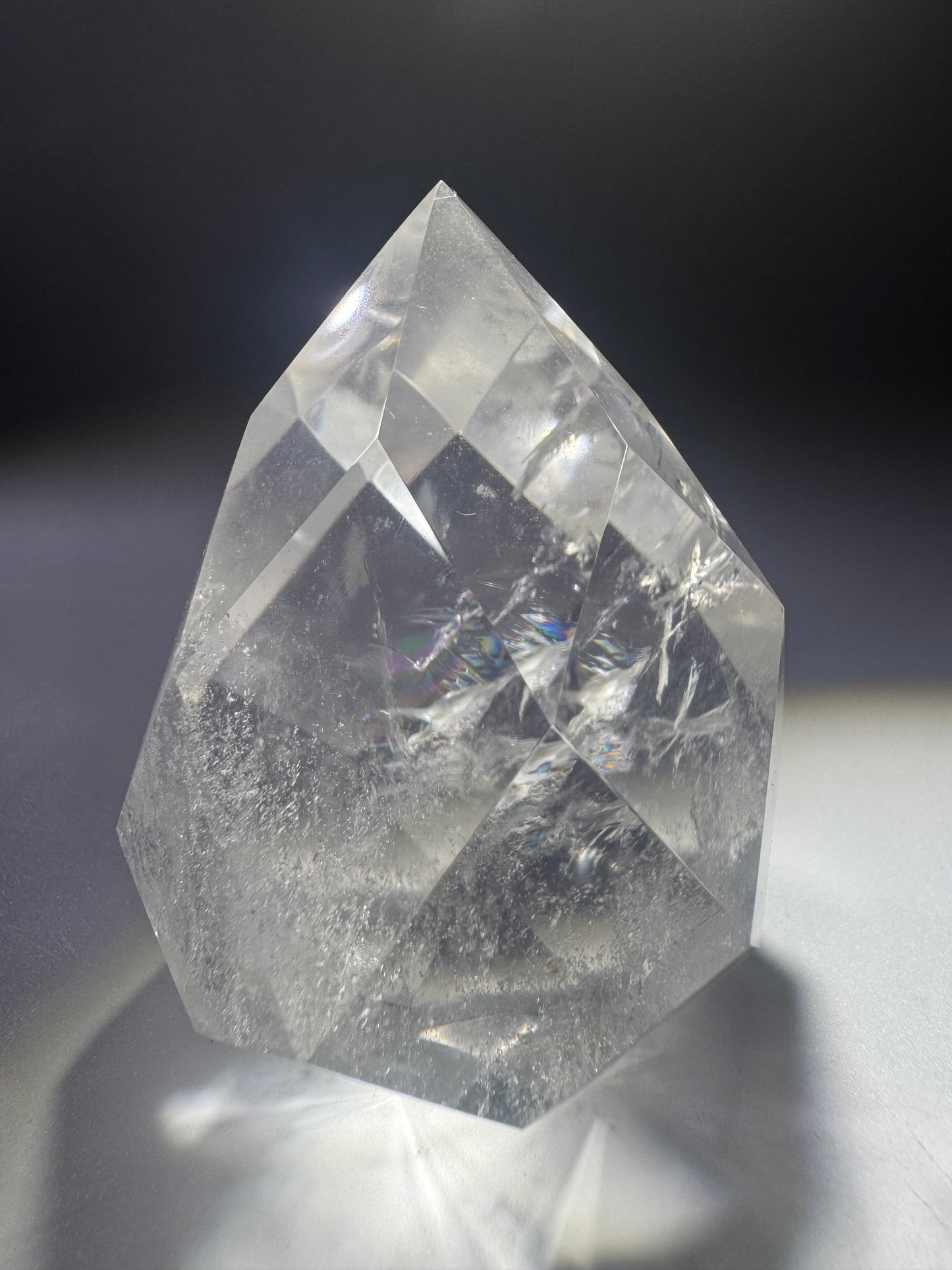 Handgeschliffenes Bergkristall Ornament mit Regenbogeneffekten – 5.8 cm, 149 g, facettierter Quarz
