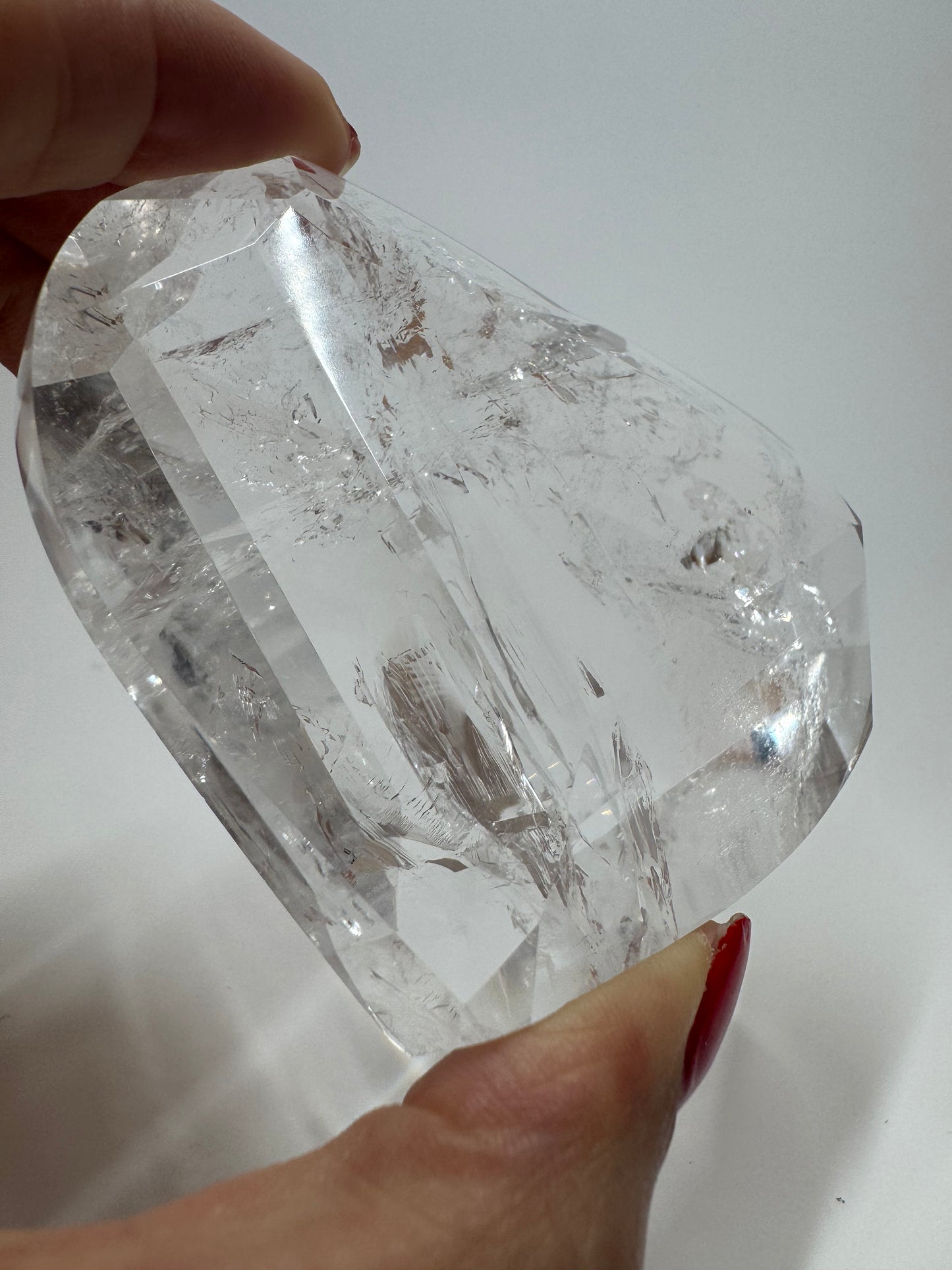 Handgeschliffenes Edelstein-Herz – extra klarer Bergkristall