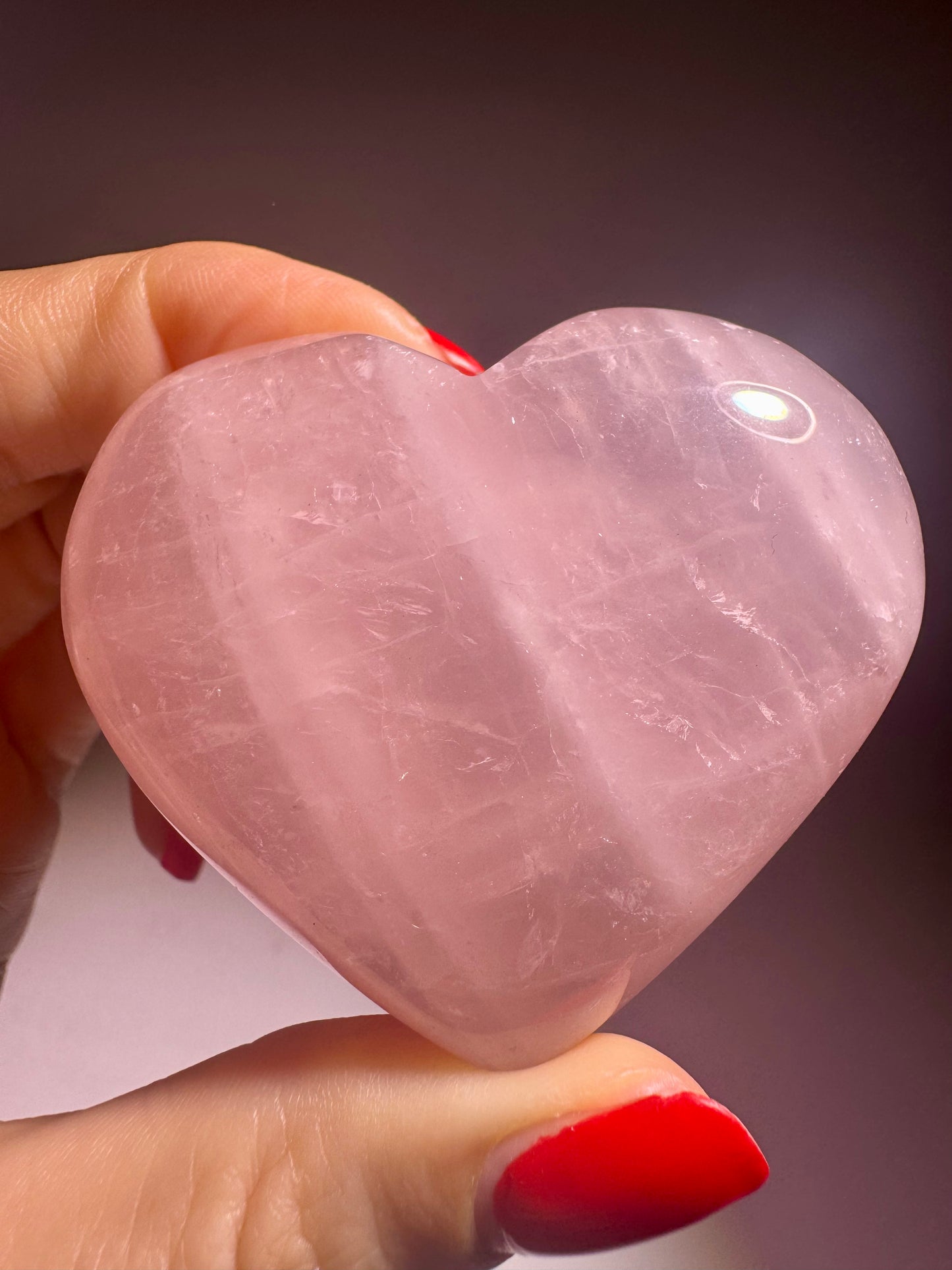 Handgeschliffenes Rosenquarz Herz in bauchiger Form – Juicy Look & zarte rosa Farbe