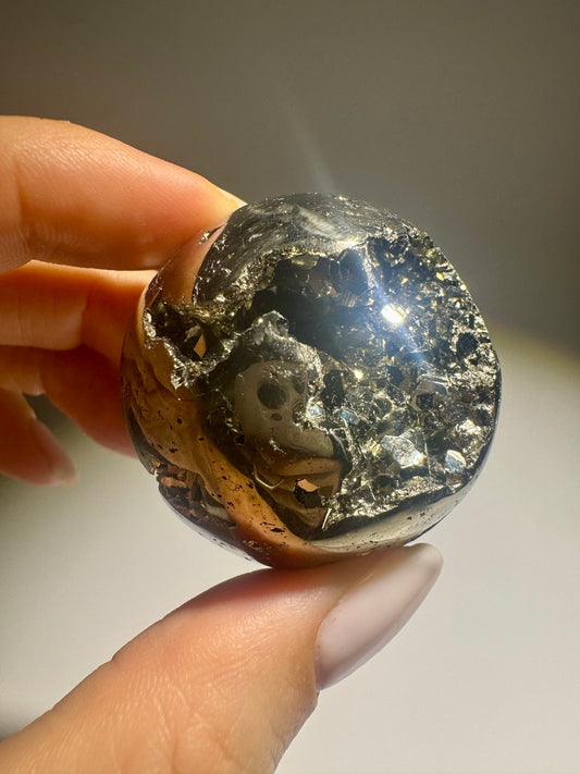Handverlesene Pyrit-Kugel aus Peru mit starker energetischer Wirkung für Schutz und Erfolg