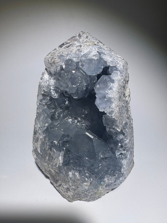 Hellblaue Celestin Kristallspitze 11 cm – Edelstein in Premiumqualität aus Madagaskar