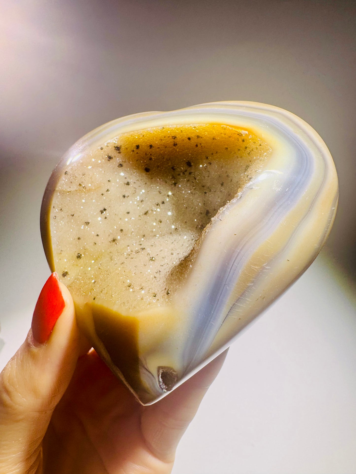 Herz aus brasilianischem Achat mit natürlichen Goldtönen und Achat-Struktur