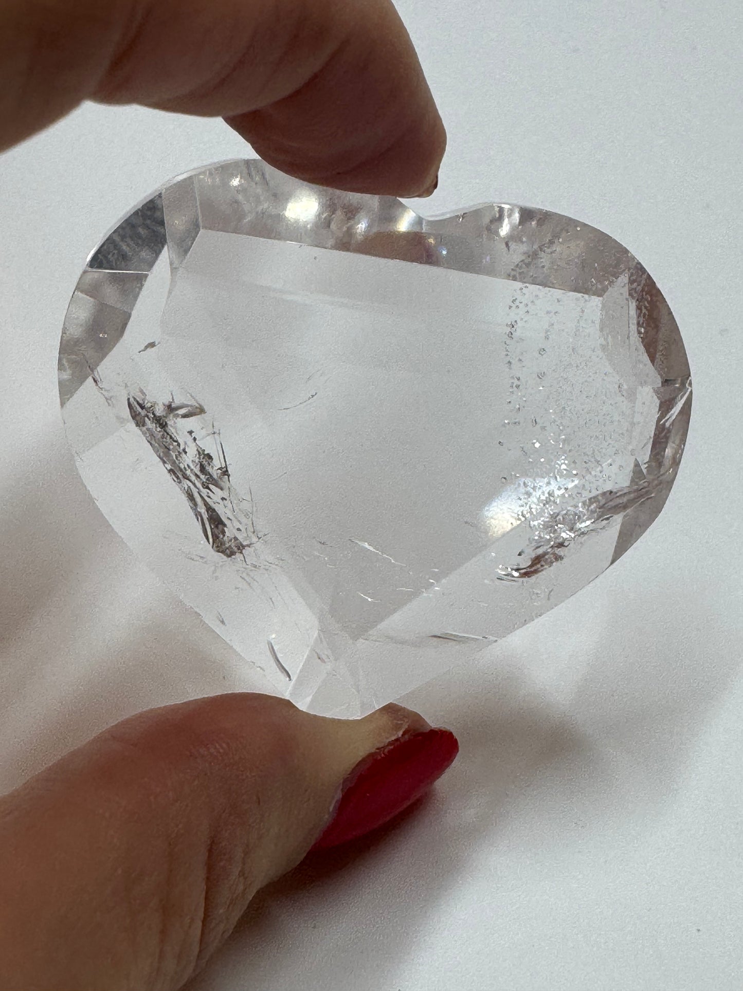 Herzförmiger Bergkristall – facettiert & transparent – 44 g