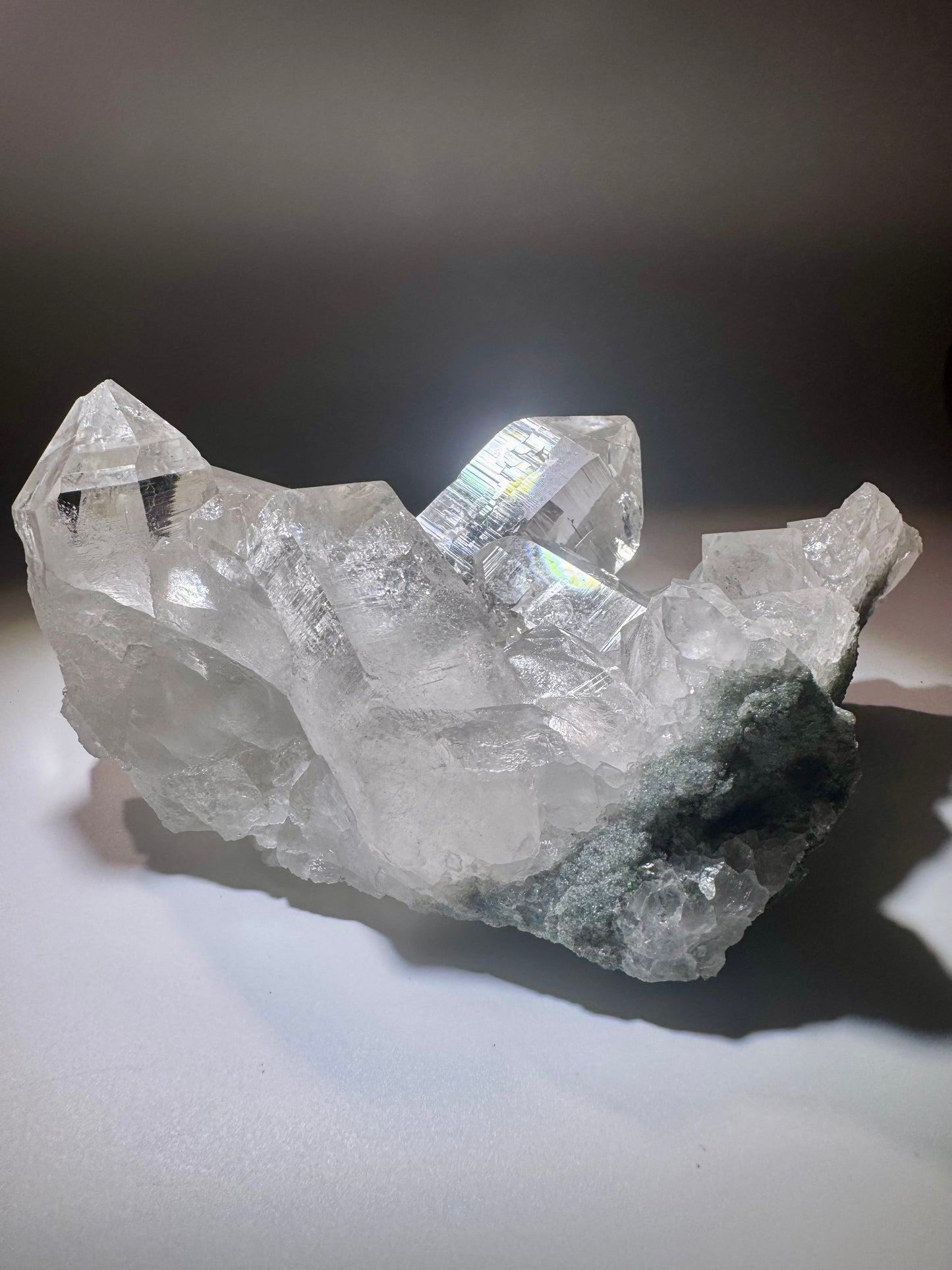 Himalaya Kristallstufe 15.5x9.5cm – Extra klarer Quarz in Museumsqualität 802g