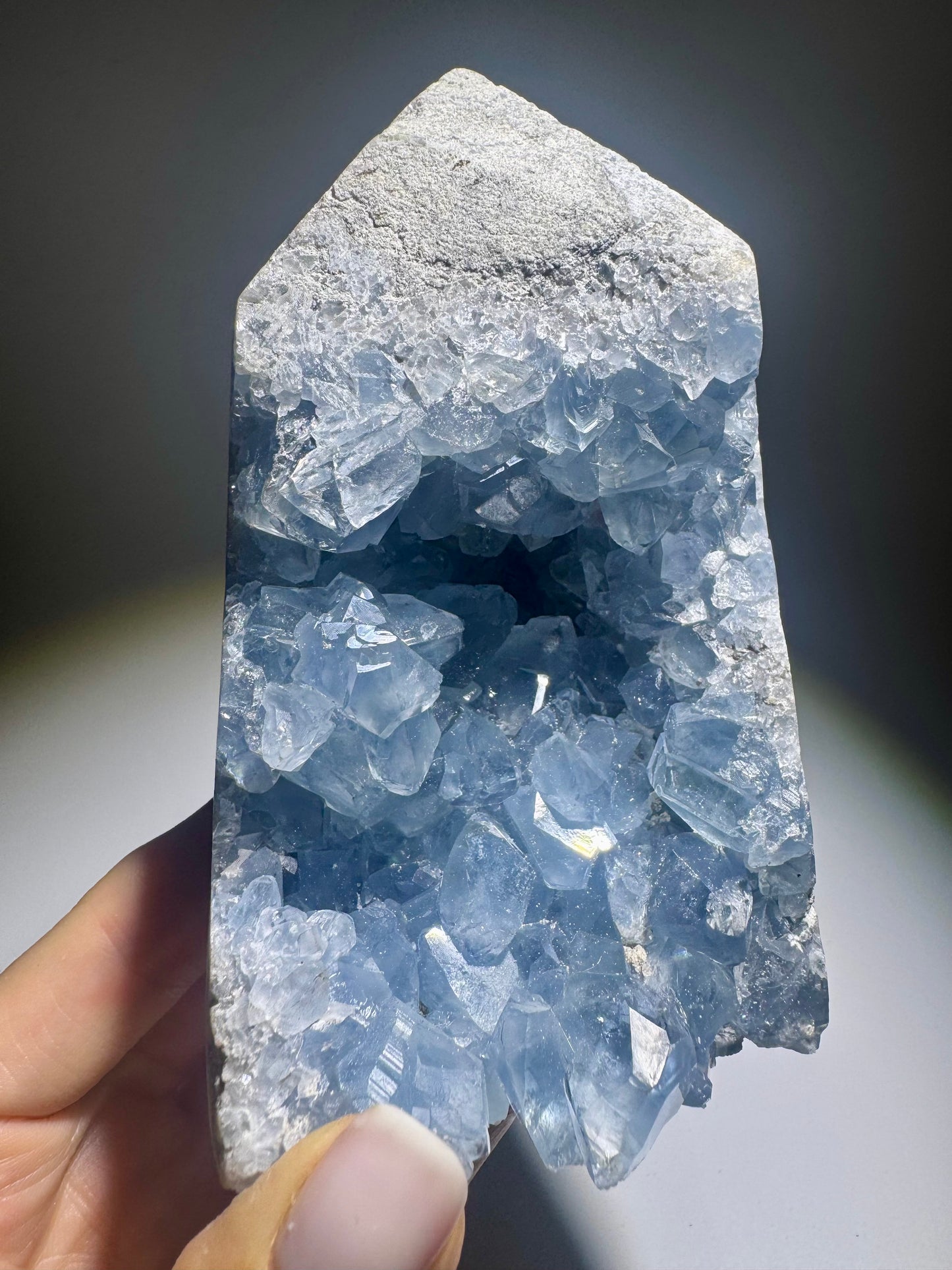Himmlisch klare Celestin Kristallspitze 11 cm – Premium Edelstein aus Madagaskar mit leuchtend hellblauen Kristallen