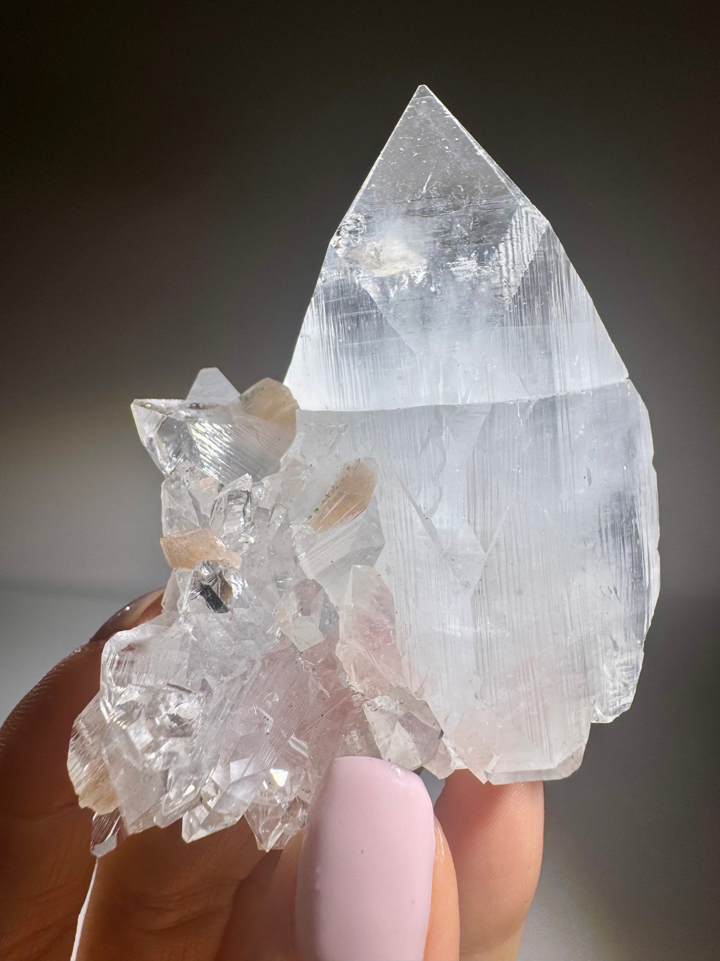 Hochglanz Apophyllit mit Desmin – Naturkristall, perfekt für Energiearbeit und Dekoration