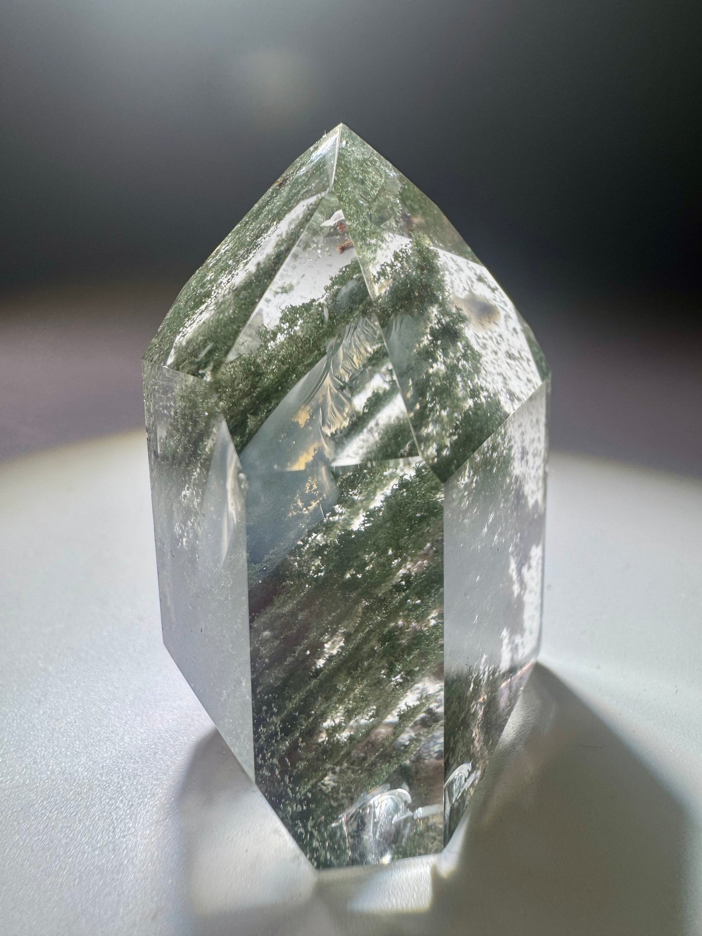 Hochreiner Inklusionsquarz mit intensiven Chlorit-Schichten und rotem Eisenoxid-Fuss